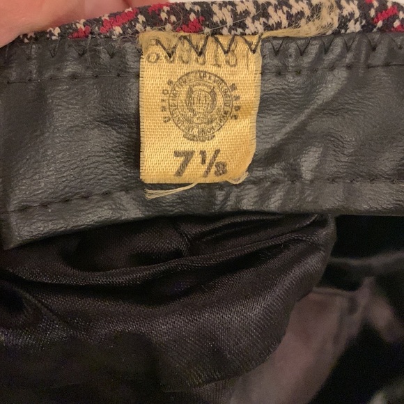 Vintage newsboy, houndstooth tweed/wool/ leather hat by Gramercy , size 7 1/8 - Picture 13 of 16